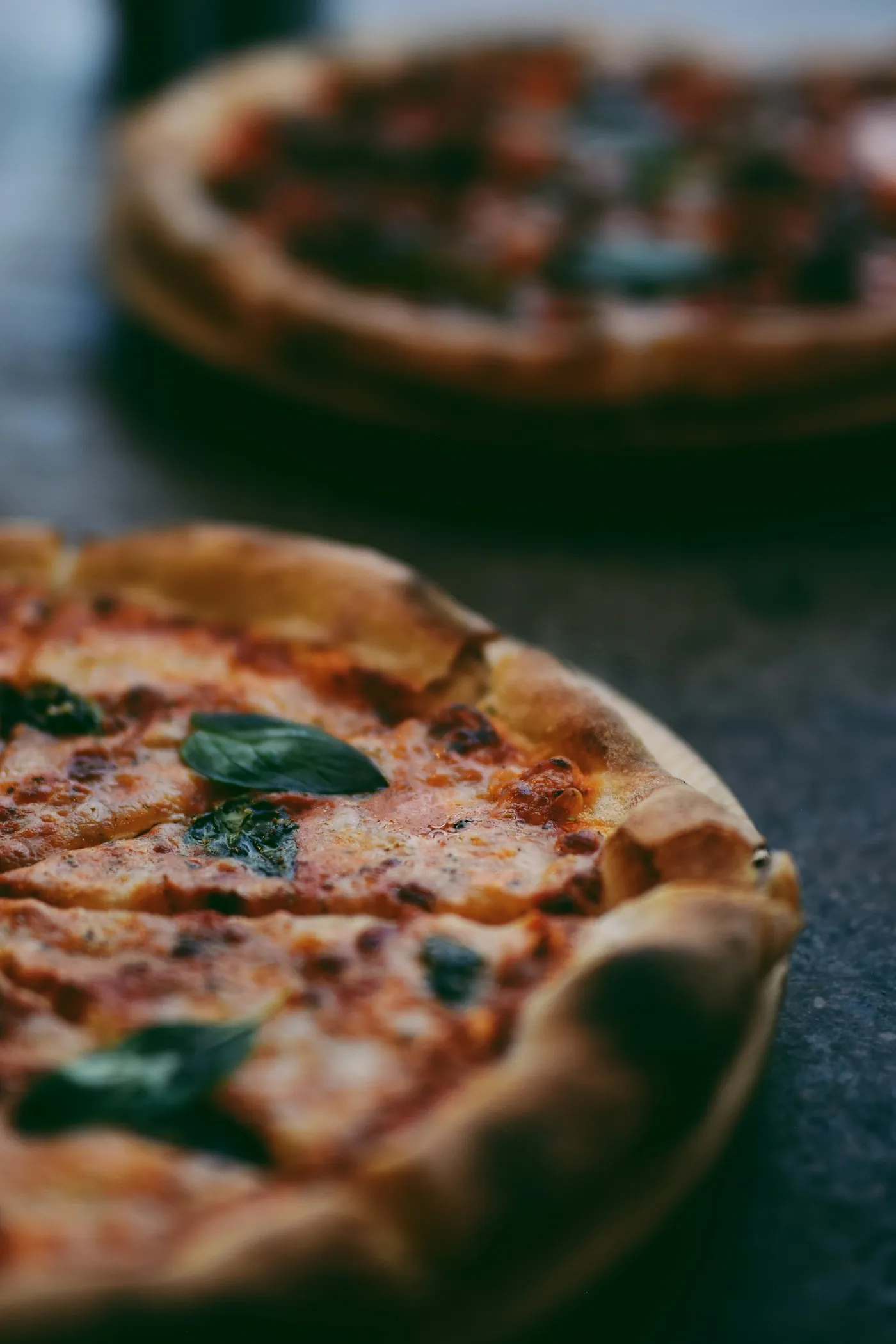 Hjemmelavet pizza bages i brændefyret ovn